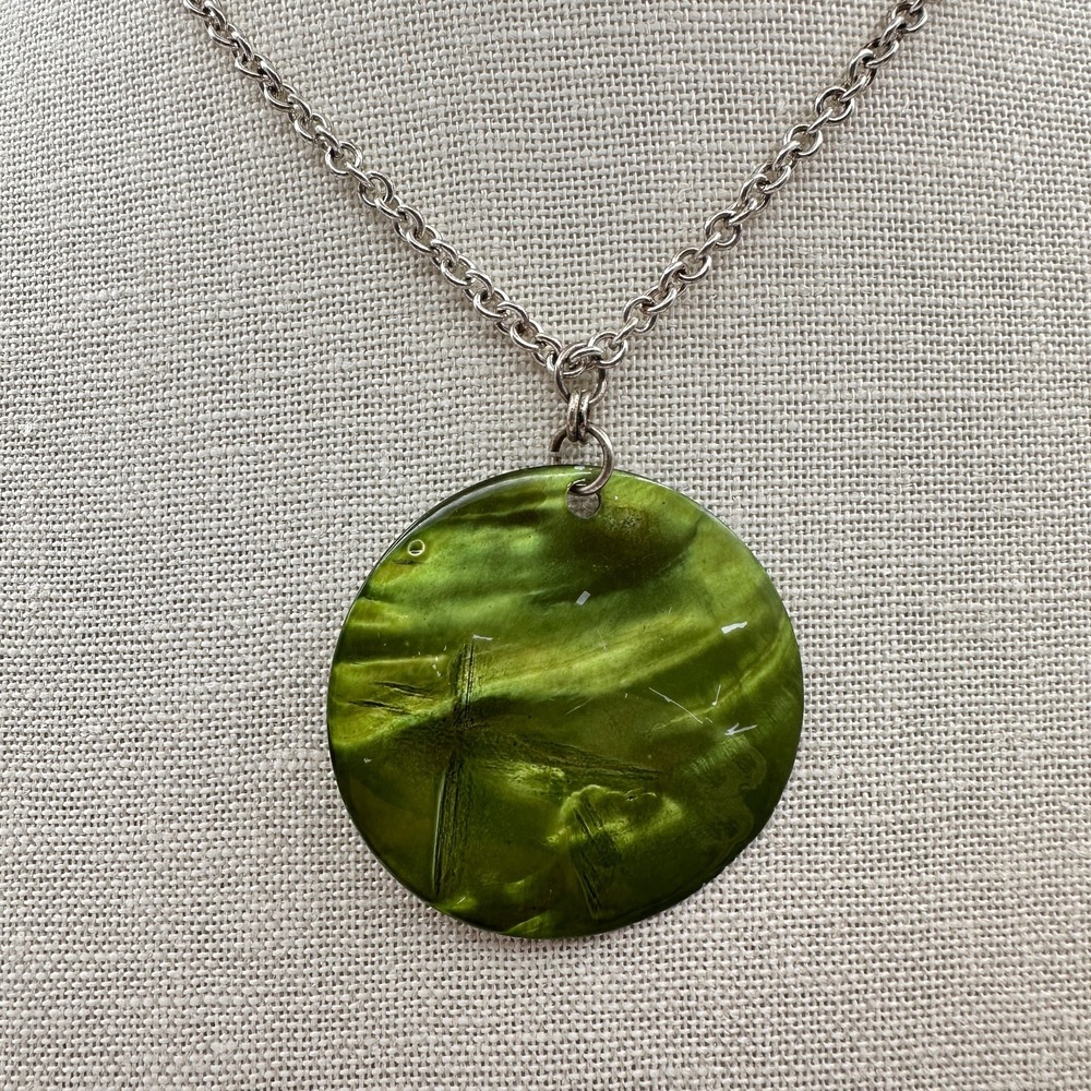 Vintage 90s Green Round Shell Pendant Necklace Silver Tone Women's Jewelry